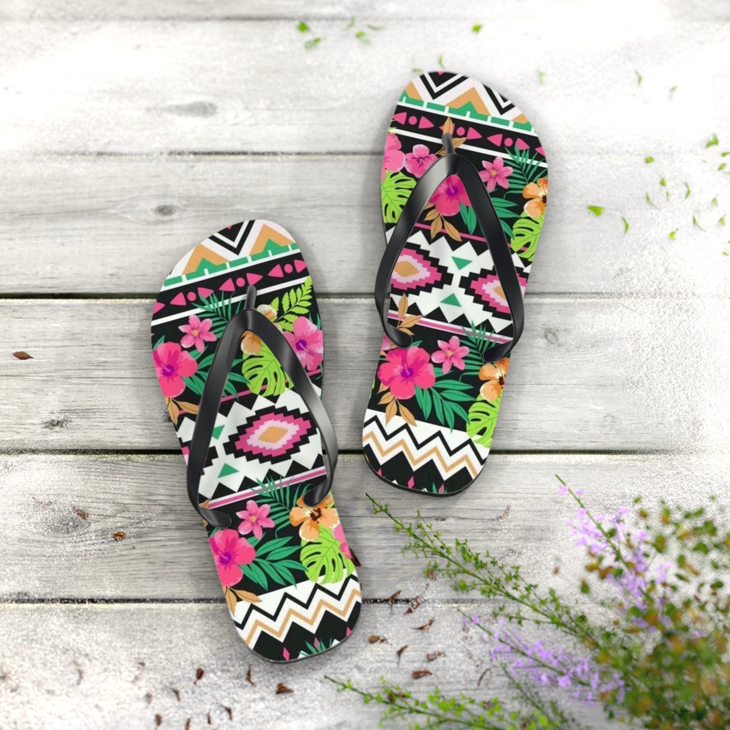 Flip-Flops mit leuchtenden tropischen Blumenmustern für Sommerspaß