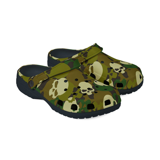 Clogs mit Camouflage-Totenkopf-Motiv