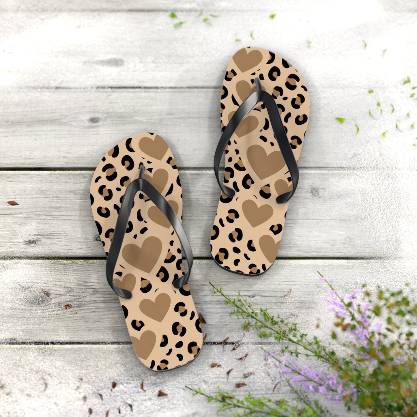 Leopard Print Heart Flip Flops – Trendy Summer Sandals for Beach and Casual Wear